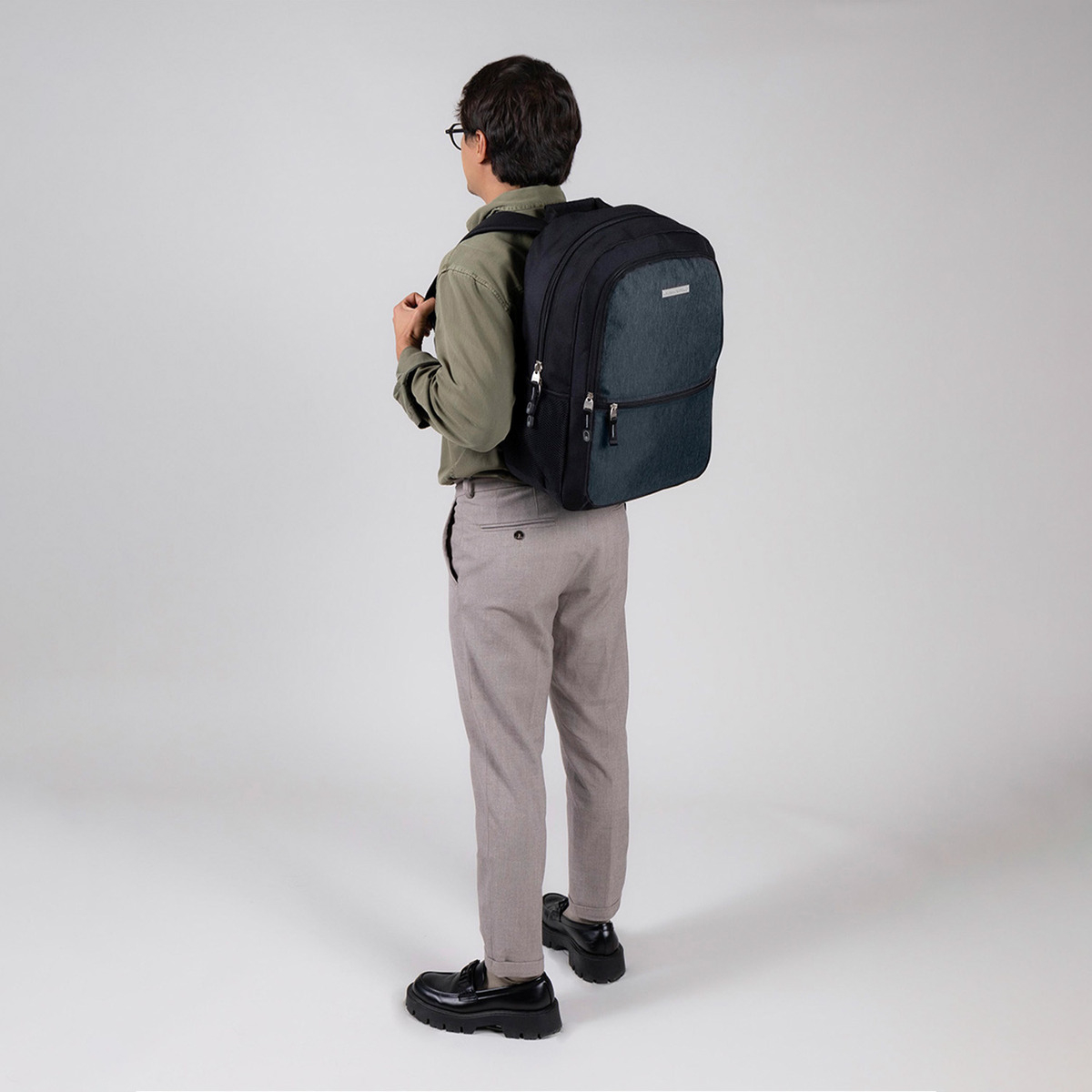 Mochila Chenson Con Porta Laptop 15' Profesional Adulto Cp65916-2 Color Gris - Imagen 7