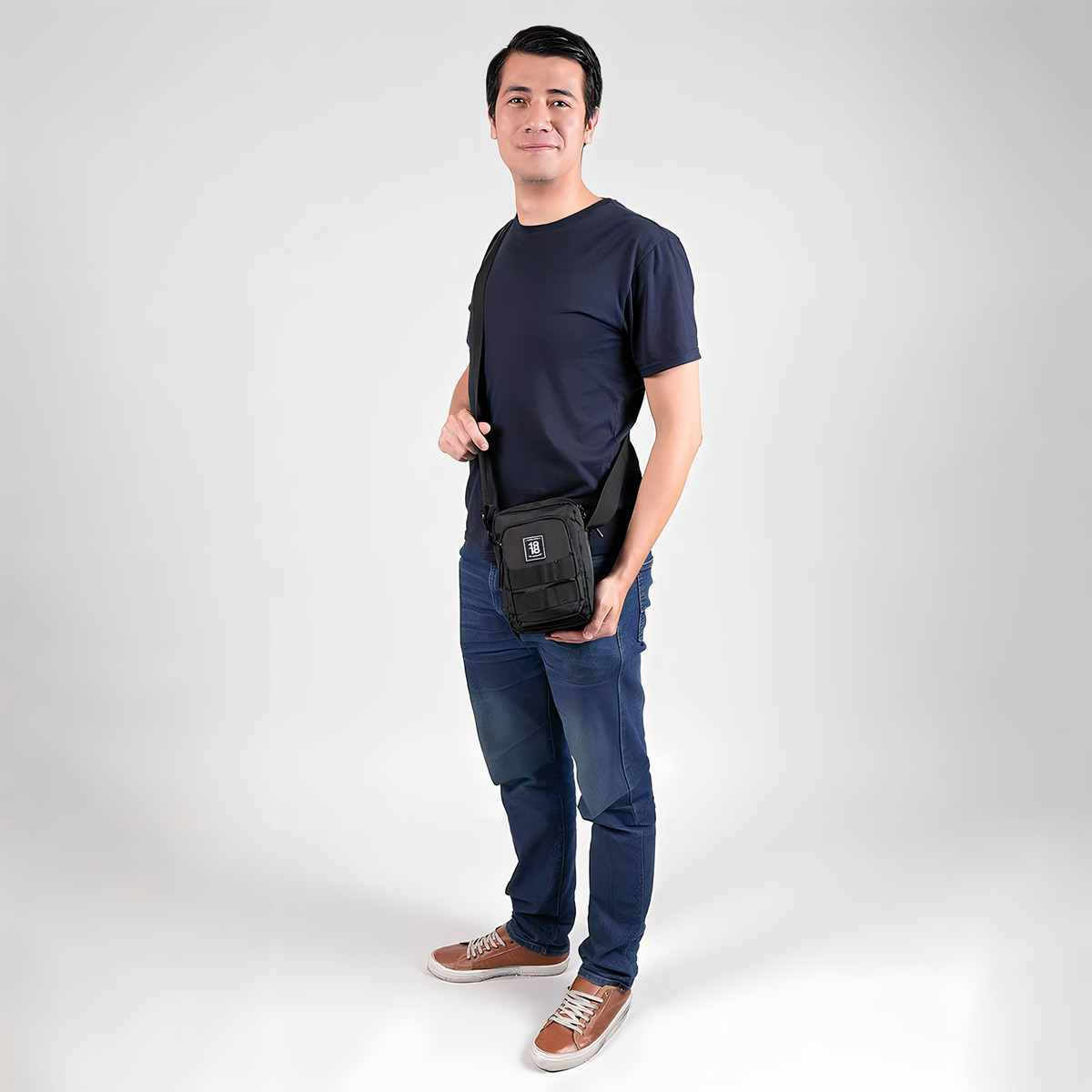 Crossbody Tipo Mariconera Chico 1818 By Chenson Croxy 2024 Acabado De Los Herrajes Níquel Color Negro Correa De Hombro Negro Diseño De La Tela Liso - Imagen 5