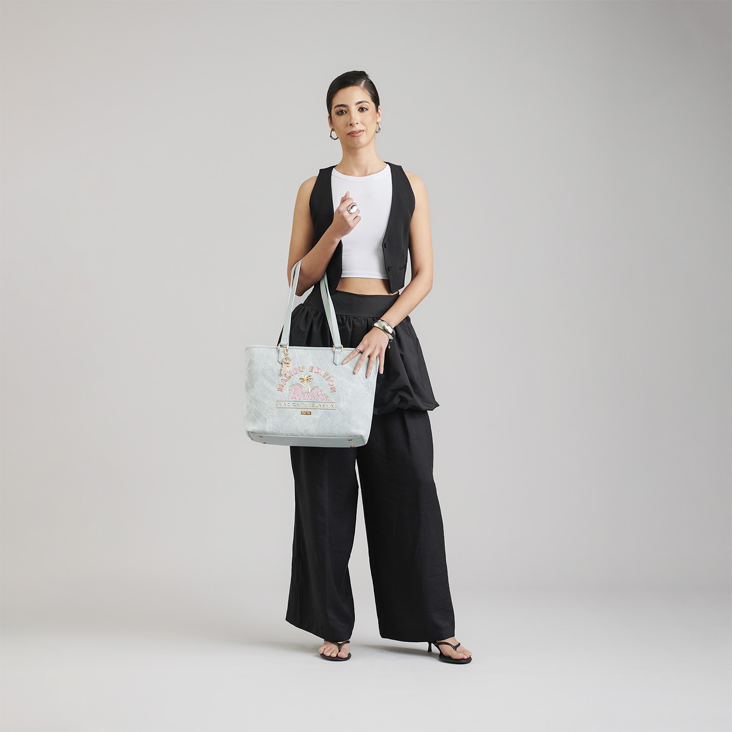 Bolsa grande para dama Barbie by Chenson en azul, ideal para el día a día - Imagen 8