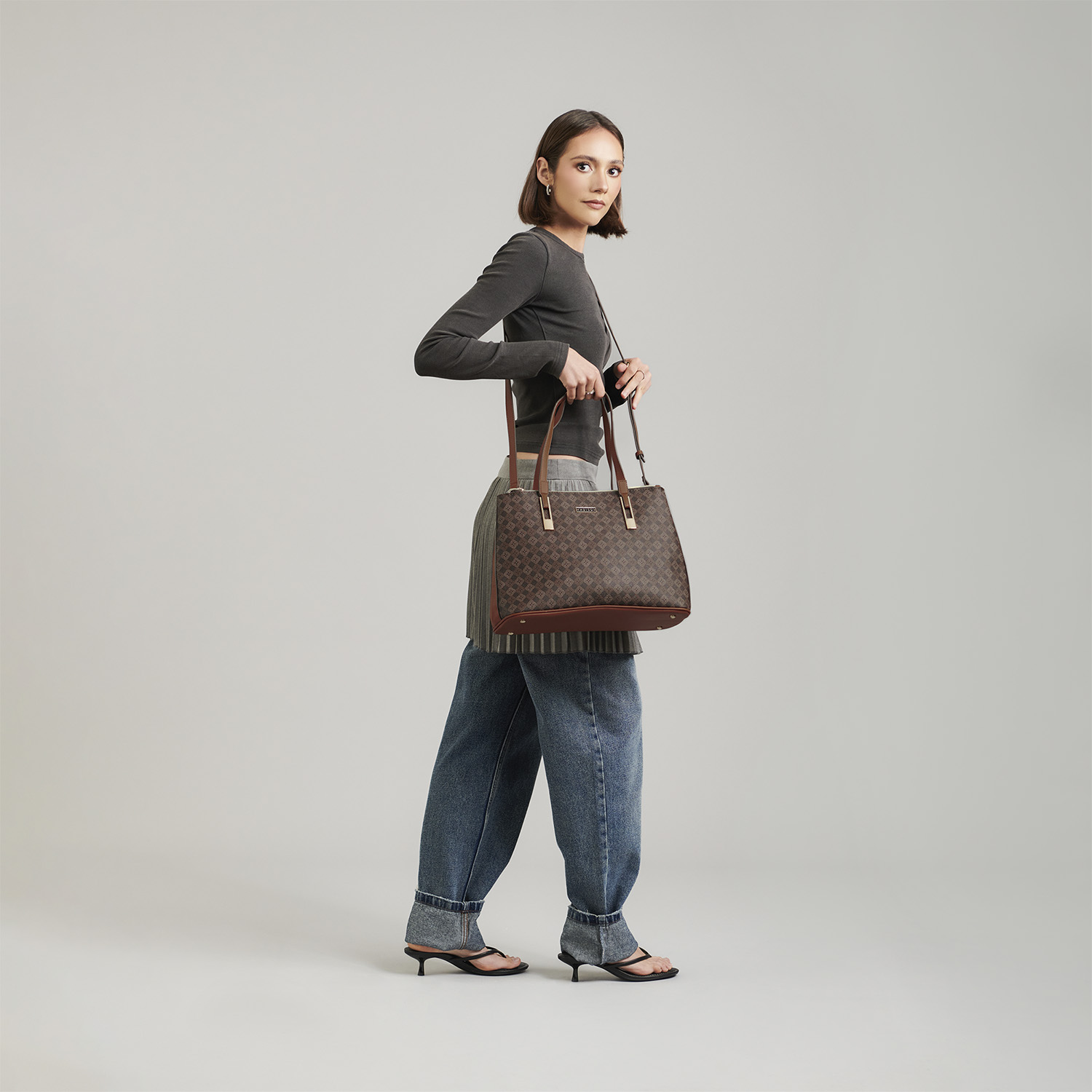 Bolsa de Mano para Dama Madison by Chenson Café con Asa Ajustable - Imagen 8