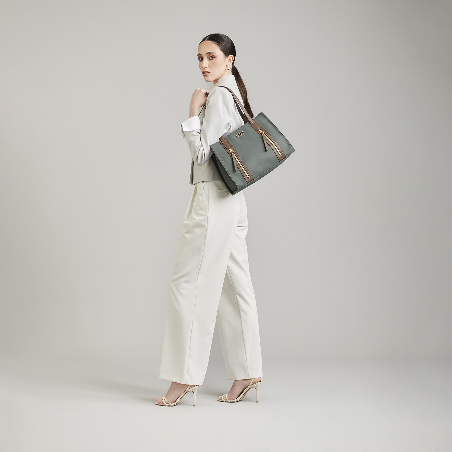 Bolsa grande para dama Madison by Chenson gris con doble bolsillo frontal - Imagen 8